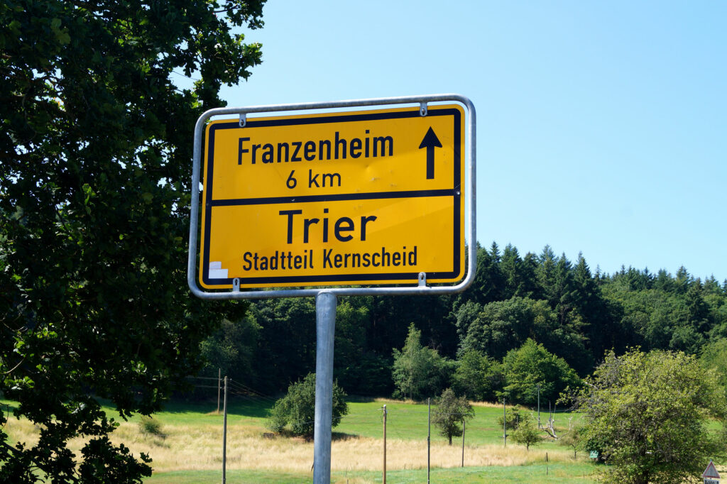Der Stadtteil Kernscheid liegt im Südosten von Trier und gehört zum Vorderen Hunsrück. Der Nachbarort Franzenheim liegt in der Verbandsgemeinde Trier-Land im Landkreis Trier-Saarburg.
